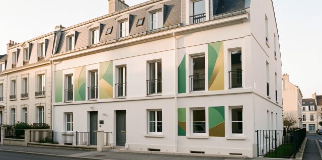 Immeuble résidentiel français rénové, avec une façade claire, des fenêtres modernes et des éléments visuels abstraits évoquant une amélioration de la performance énergétique.